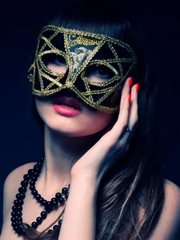 Девушка с полузакрытым лицом